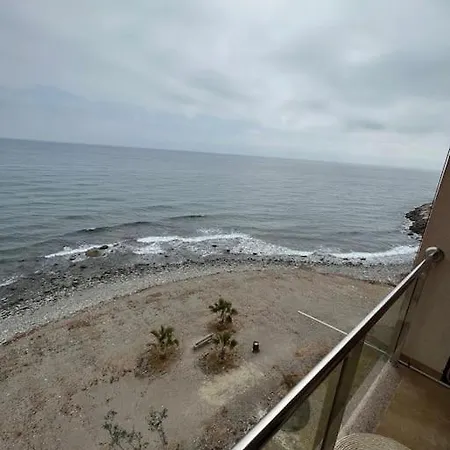 A Pie De Playa Con Vistas Al Mar.